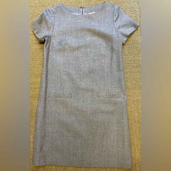 UNIQLO short sleeve grey shift dress with back zip and front pockets size XS - Picture 2 of 10